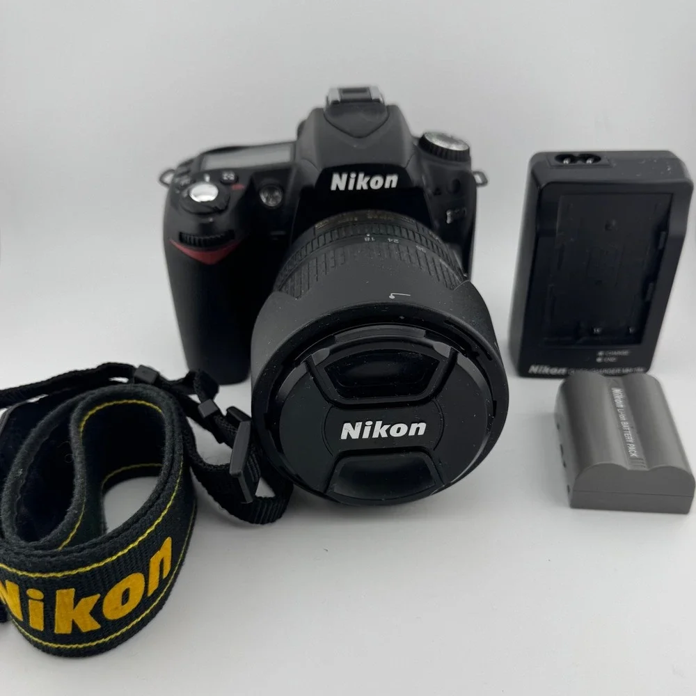 Nikon D90 DSLR Camera 18-105mm VR Lens Black Bundle 12.3MP‎ HD Video FOR PARTS